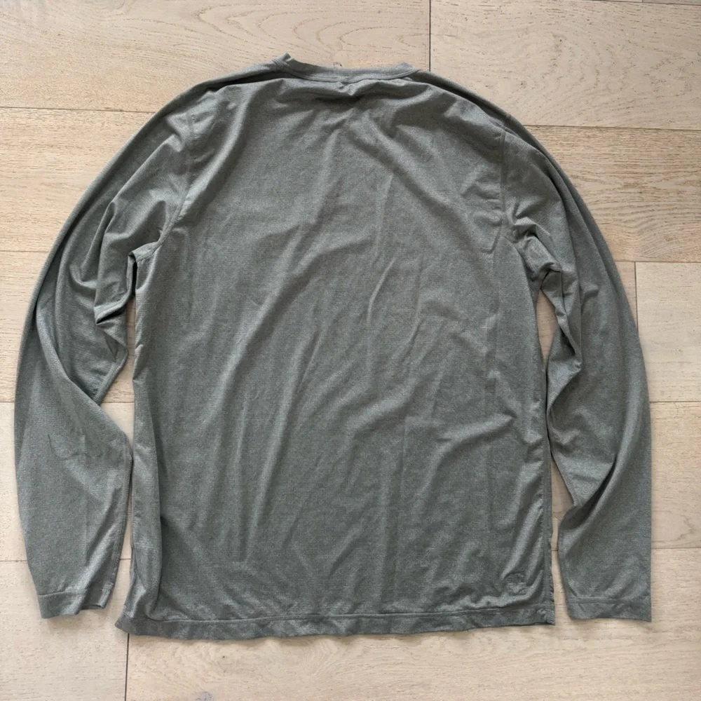 VUORI Army Green Tradewind Long Sleeve Crewneck T-Shirt w/ Pocket Men's Small